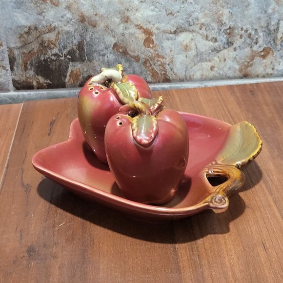 Vintage Salt and Pepper Shakers On Apple Tray - Picture 13 of 15